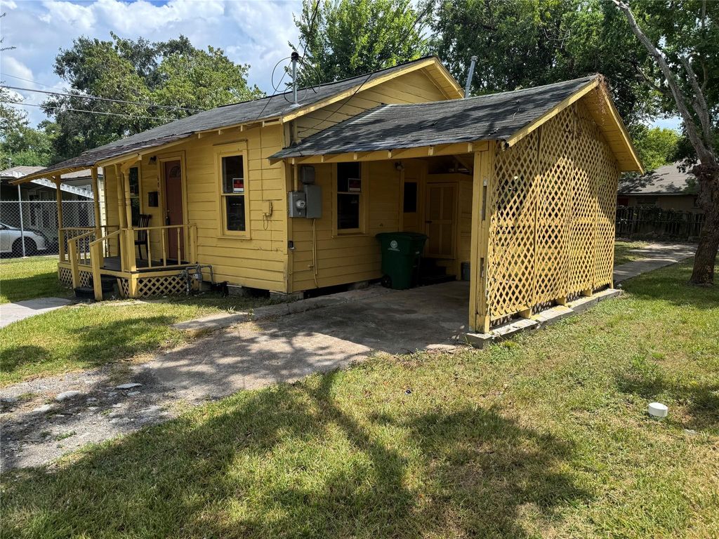 Photo of 606 E 42nd Street, Houston, TX 77022 (MLS # 79878258)