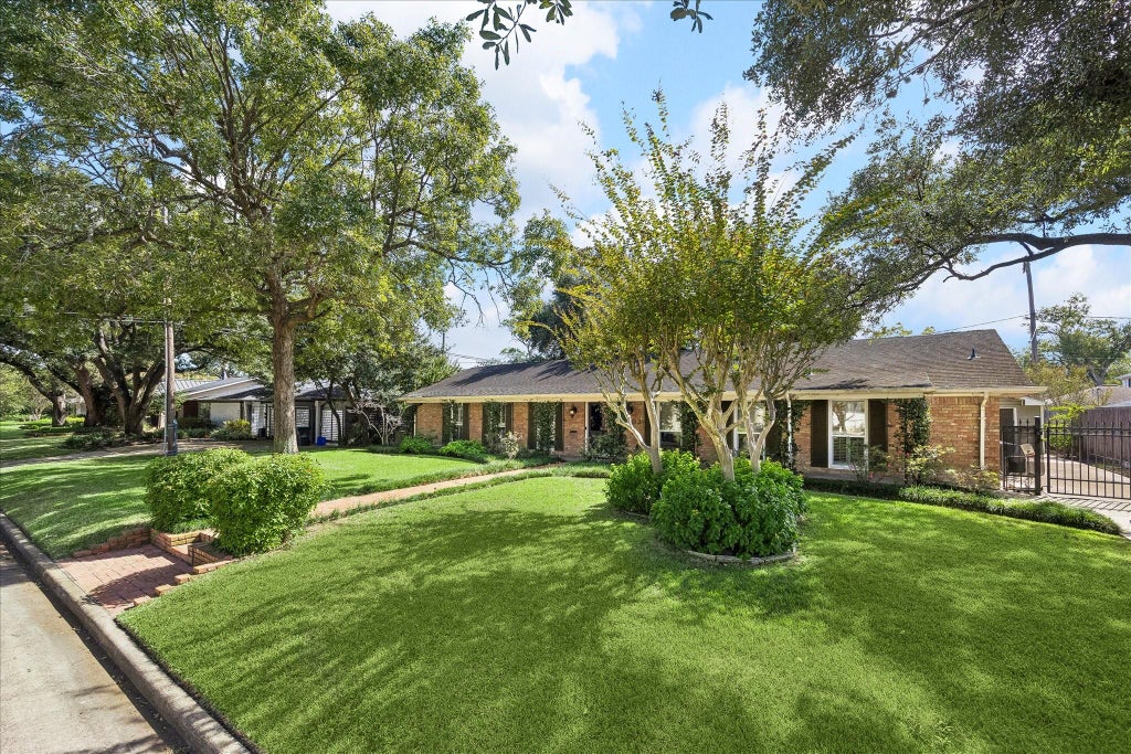 Photo of 4703 Banning Drive, Houston, TX 77027 (MLS # 33435517)