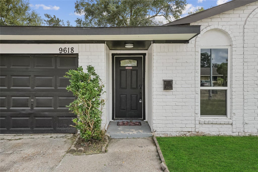 Photo of 9618 Glenwood Forest Drive, Houston, TX 77078 (MLS # 72013620)