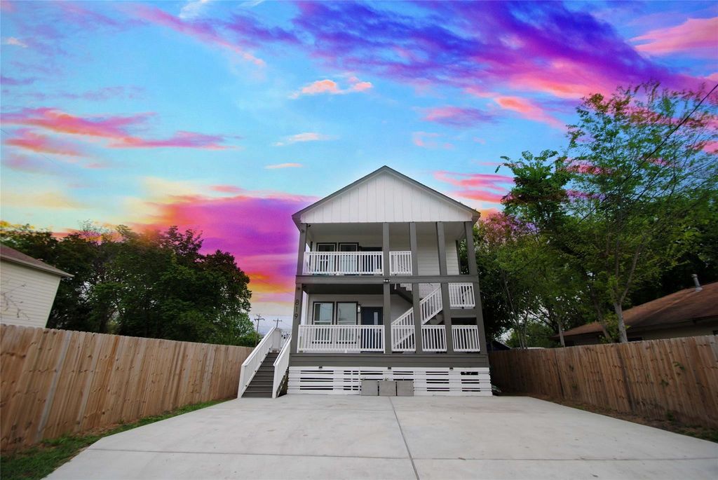 Photo of 819 E 40th Street #A/B, Houston, TX 77022 (MLS # 11465241)