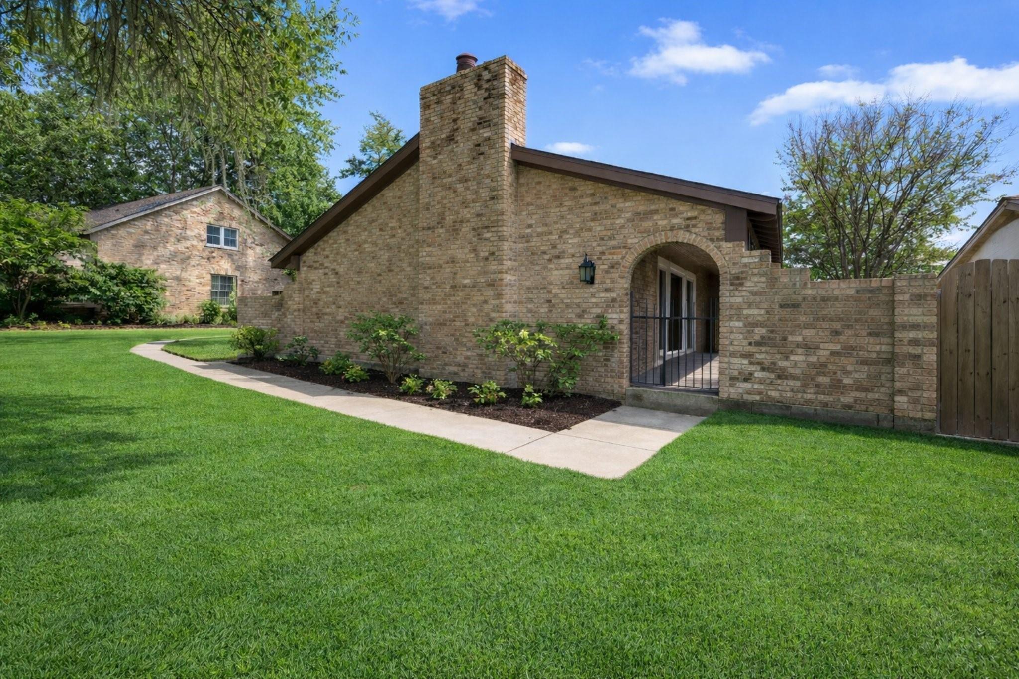 2221 N Belmont Drive