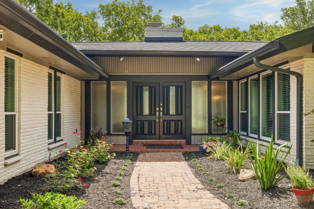 Photo of 1446 Davon Lane, Houston, TX 77058 (MLS # 26337932)