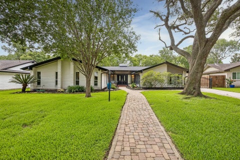 Photo of 1446 Davon Lane, Houston, TX 77058 (MLS # 26337932)