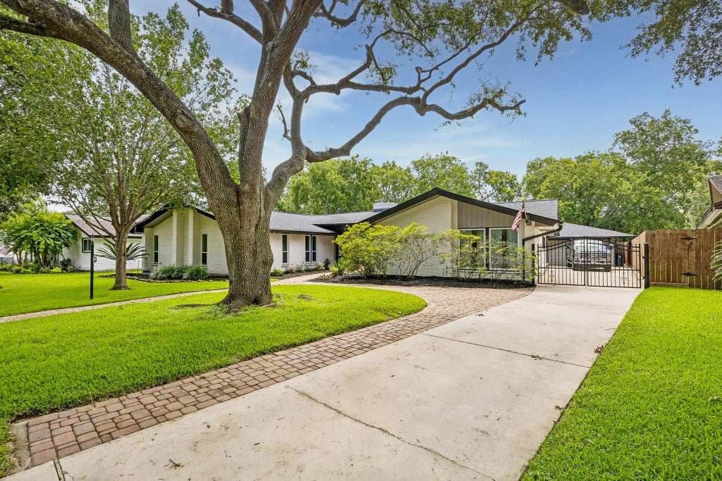 Photo of 1446 Davon Lane, Houston, TX 77058 (MLS # 26337932)