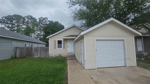 Photo of 11919 Kingslake Forest Drive, Houston, TX 77044 (MLS # 17225319)