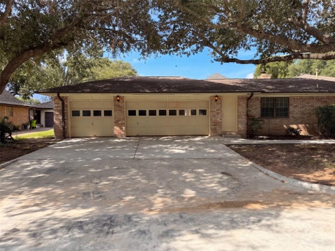 Homes For Sale - 4042 Greenbriar Drive<br/> Missouri City, TX 77459