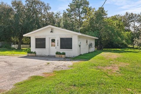 Photo of 1300 S Kansas Avenue, Anahuac, TX 77514 (MLS # 56143718)