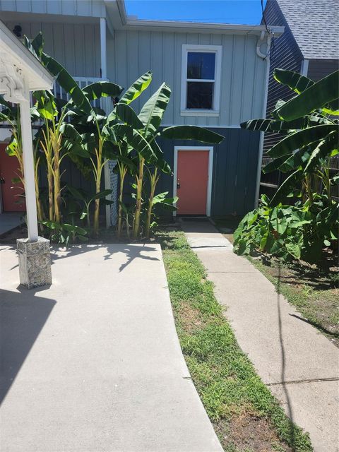 Photo of 1419 Church Street #B, Galveston, TX 77550 (MLS # 98117220) Photo of 1419 Church Street #B, Galveston, TX 77550 (MLS # 98117220)
