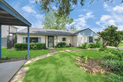 Photo of 1404 Aldrich Street, Houston, TX 77055 (MLS # 11882040)