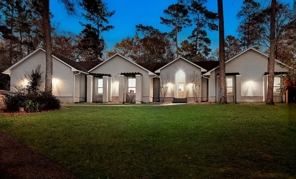Photo of 44 Lake Forest Circle, Conroe, TX 77384 (MLS # 83551106)