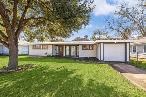 5125 Maple Street Bellaire TX 77401