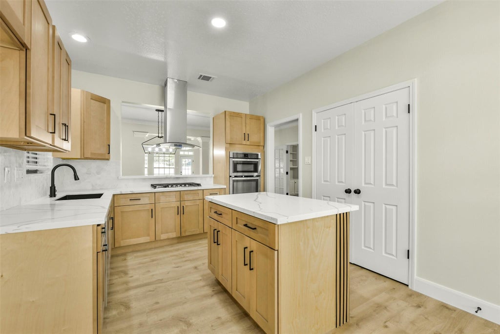 Photo of 839 Quiet Spring Ln LN, Houston, TX 77062 (MLS # 35572610)