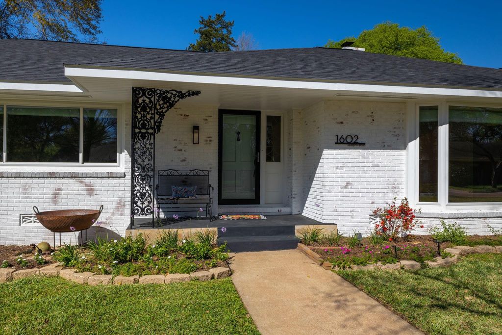 Photo of 1602 Harrison Road, Brenham, TX 77833 (MLS # 57630213)