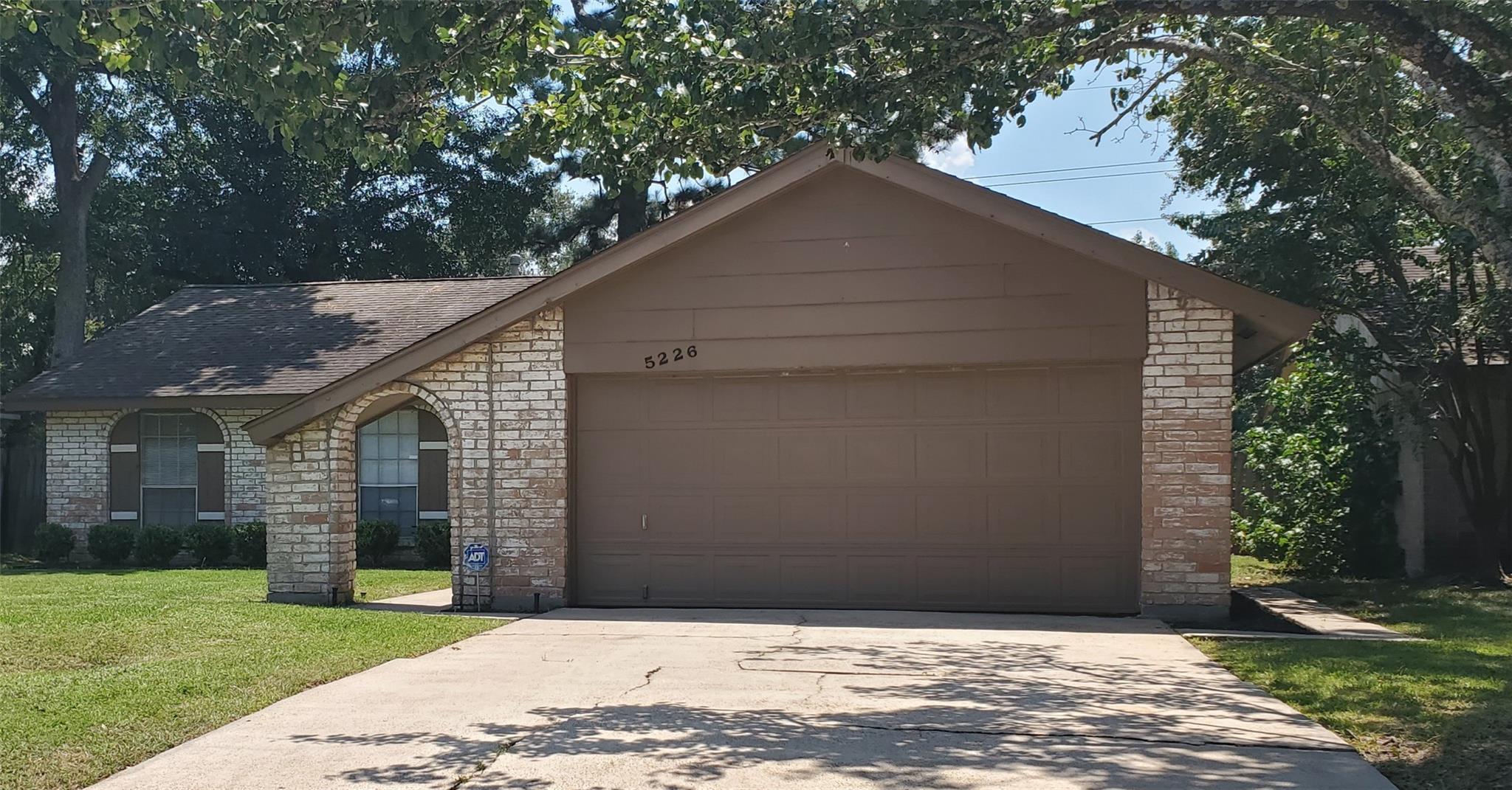 5226 Moonshadows Drive