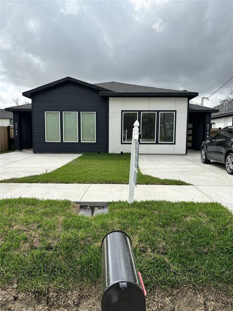 Photo of 8218 Locksley Road Rd #A/B, Houston, TX 77078 (MLS # 10255786)