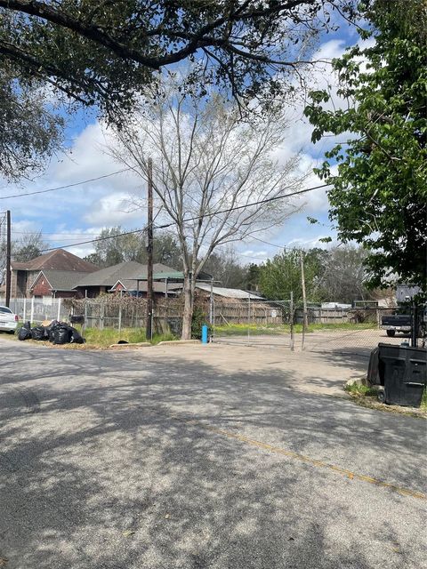 Photo of 11619 Palmsprings Drive, Houston, TX 77034 (MLS # 10965141)