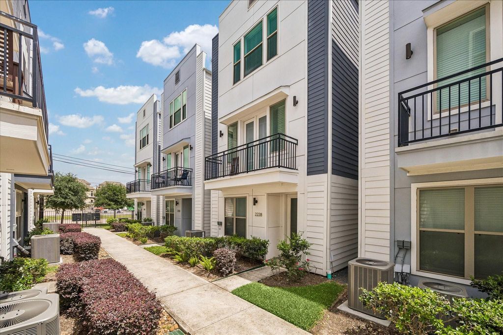 Photo of 2228 Mcgowen Street, Houston, TX 77004 (MLS # 17707418)