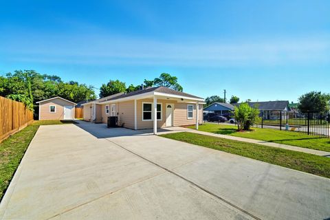 Photo of 5213 Burma Road, Houston, TX 77033 (MLS # 33784439)