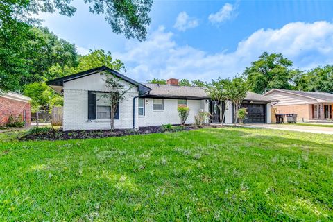 Photo of 5122 W Bellfort Avenue, Houston, TX 77035 (MLS # 39100616)