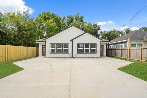 Photo of 4338 Brinkley St St #A/B, Houston, TX 77051 (MLS # 83102541)