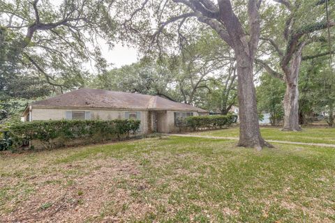 Photo of 801 S Jackson Street, Alvin, TX 77511 (MLS # 10948722)