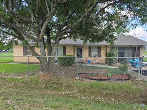 Photo of 207 W Grant Street, Franklin, TX 77856 (MLS # 44081199)