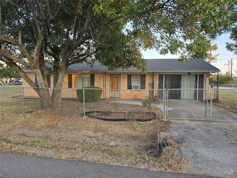Photo of 207 W Grant Street, Franklin, TX 77856 (MLS # 44081199) Photo of 207 W Grant Street, Franklin, TX 77856 (MLS # 44081199)
