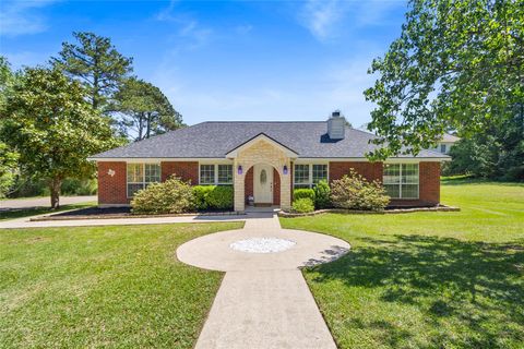 Photo of 1452 River Oaks Drive, Huntsville, TX 77340 (MLS # 98196439)