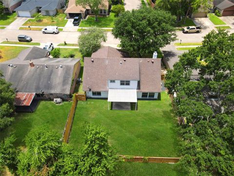 Homes For Sale - 7926 Windy Creek Drive<br/> Houston, TX 77040