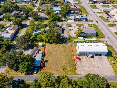 Photo of 4618 11th Street, Bacliff, TX 77518 (MLS # 98232820)