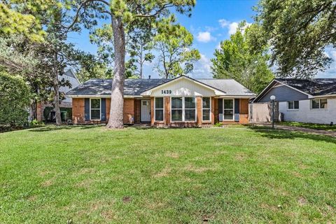 Photo of 1439 Shadow Bend Drive, Houston, TX 77043 (MLS # 7894658)