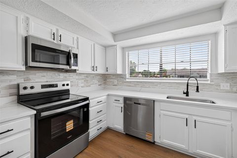 Photo of 10102 Old Towne Lane, Sugar Land, TX 77498 (MLS # 17998540)