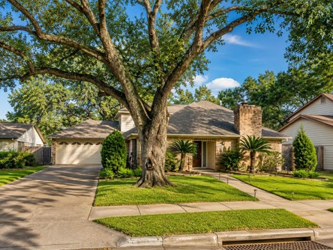 Homes For Sale - 114 Camellia Street St<br/> Sugar Land, TX 77478