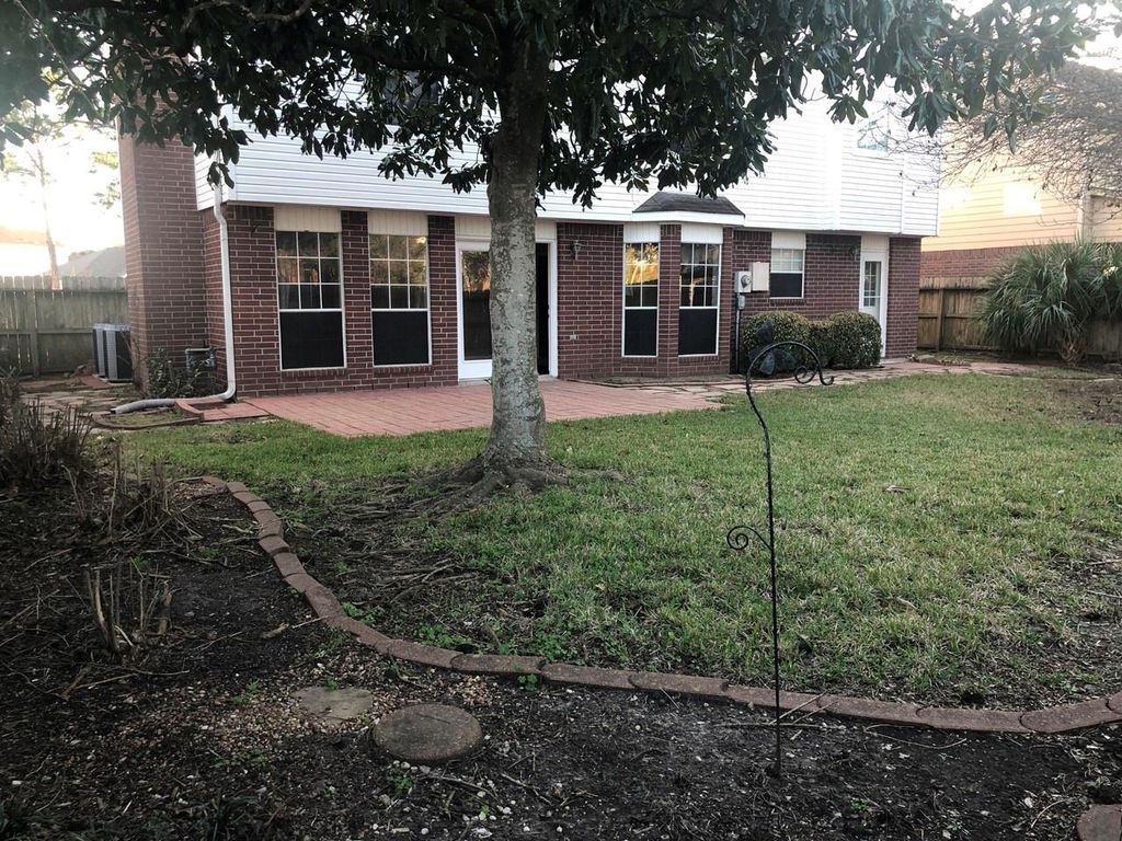 Photo of 819 Fern Springs Court, Houston, TX 77062 (MLS # 71557856)