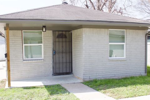 Photo of 1323 E 32nd 1/2 Street, Houston, TX 77022 (MLS # 35030527)
