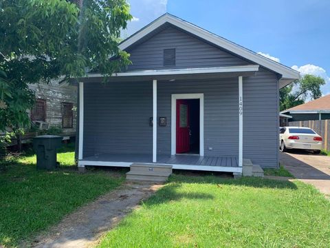 Photo of 1409 10th Street, Port Arthur, TX 77640 (MLS # 53271936)
