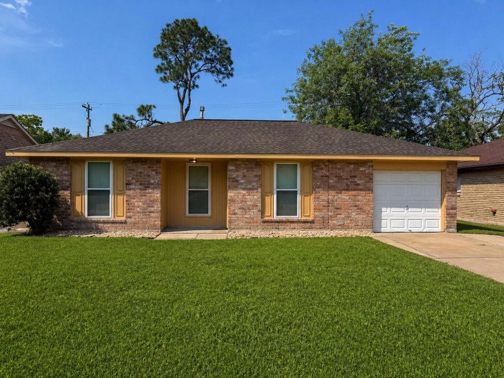 Photo of 506 Avondale Lane, Friendswood, TX 77546 (MLS # 61912816)