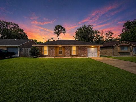 Photo of 506 Avondale Lane, Friendswood, TX 77546 (MLS # 61912816)