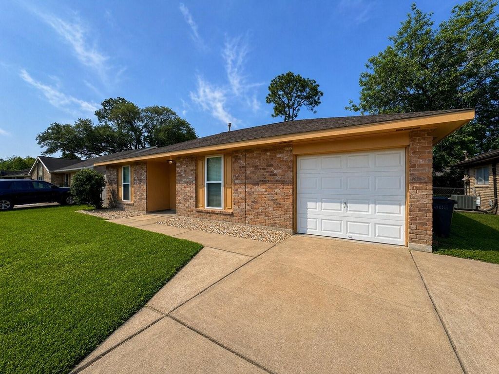 Photo of 506 Avondale Lane, Friendswood, TX 77546 (MLS # 61912816)