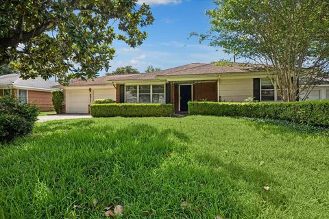 Photo of 8511 Bluegate Street, Houston, TX 77025 (MLS # 64955058)