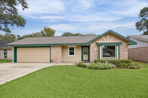 Photo of 13626 Greenridge Drive, Sugar Land, TX 77498 (MLS # 96388846)