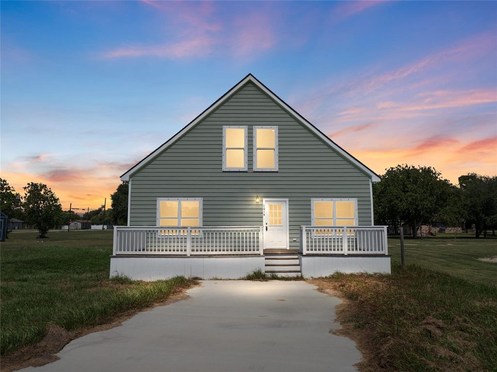 Photo of 1014 Humphrey Avenue, Palacios, TX 77465 (MLS # 32221006)