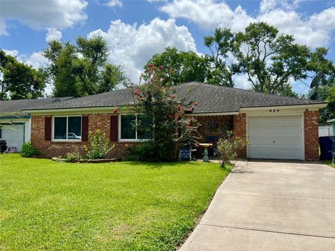 Photo of 424 Evans Street, Angleton, TX 77515 (MLS # 19078715)