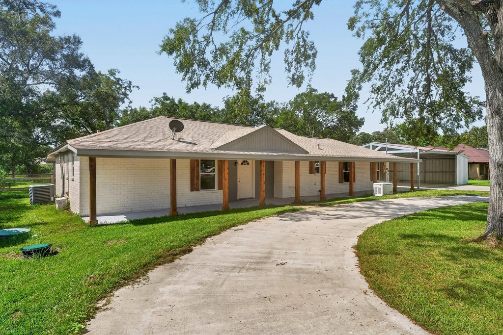 Photo of 1718 County Road 401, Dayton, TX 77535 (MLS # 94268595)