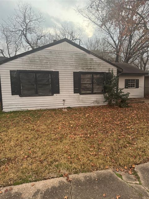 Tiny photo for 5326 Kenilwood Drive, Houston, TX 77033 (MLS # 74774266)