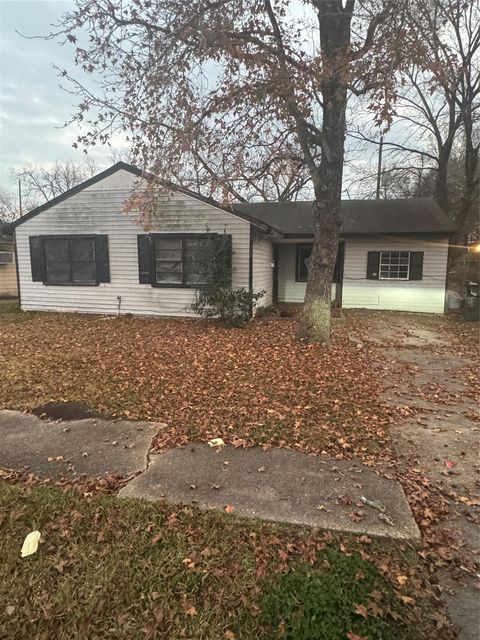 Tiny photo for 5326 Kenilwood Drive, Houston, TX 77033 (MLS # 74774266)