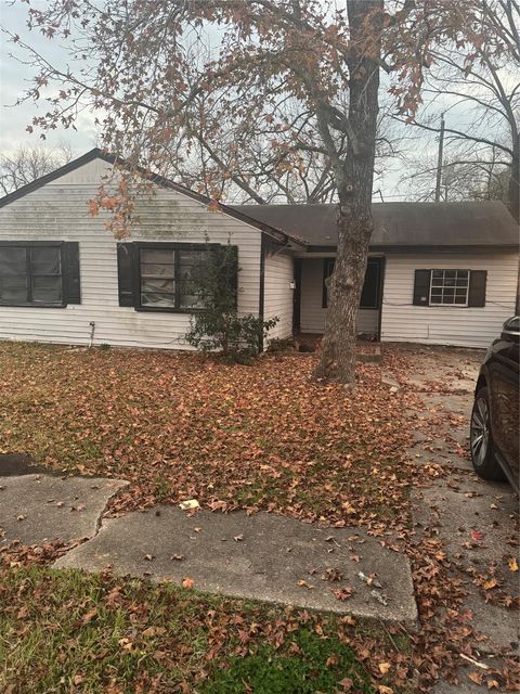 Tiny photo for 5326 Kenilwood Drive, Houston, TX 77033 (MLS # 74774266)