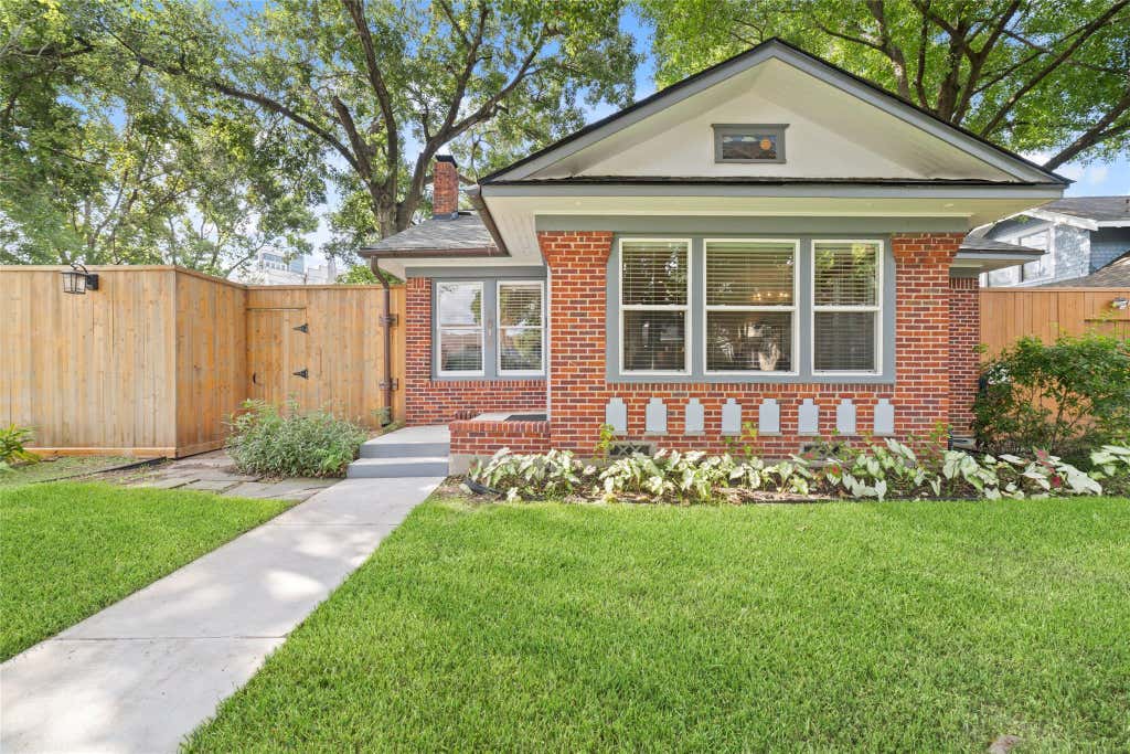 Photo of 1613 California Street, Houston, TX 77006 (MLS # 12945629)