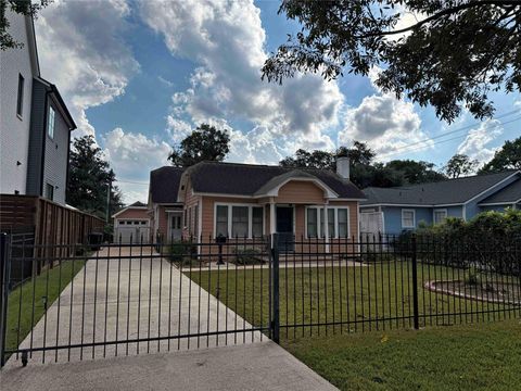 Photo of 604 E 17th Street, Houston, TX 77008 (MLS # 64911876)