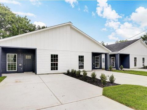 Photo of 4425 Clover Street #02, Houston, TX 77051 (MLS # 69314154)